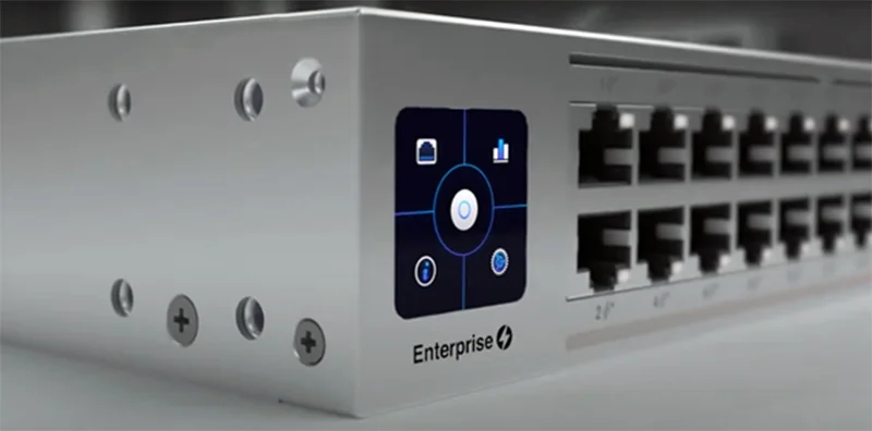 Síťový switch a rack - Ubiquiti