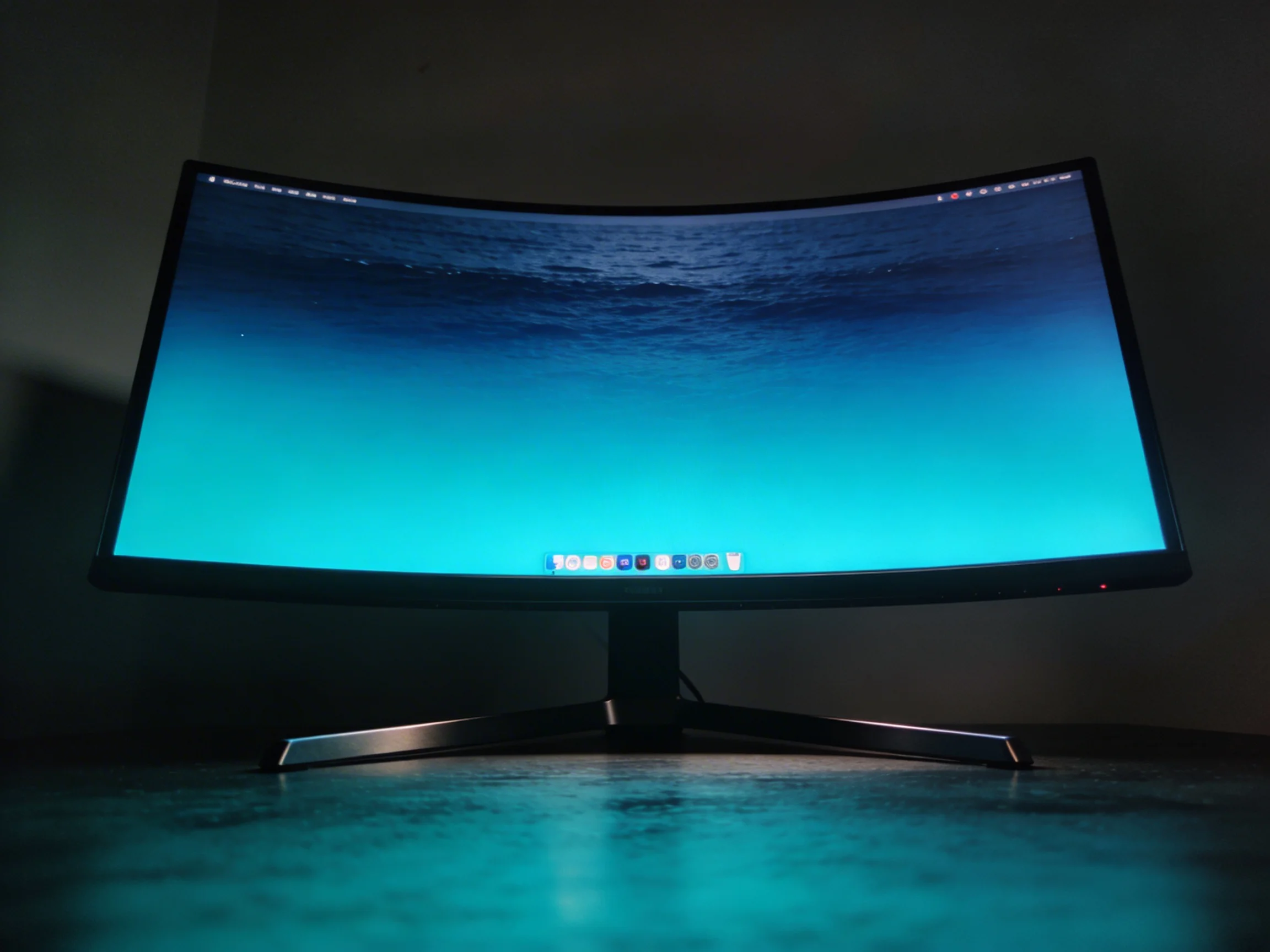 Frustrovaný pracovník u pomalého počítače